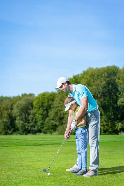 Baba oğul golf oynuyor. — Stok fotoğraf