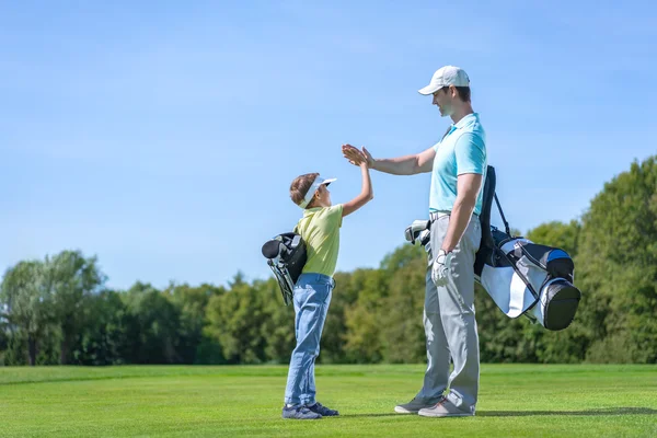 Батько і син на полі для гольфу — стокове фото