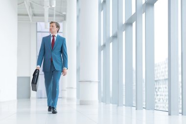 İş takım elbiseli