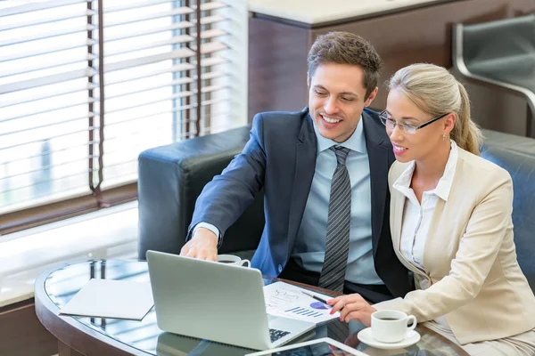 Träffa människor i office — Stockfoto