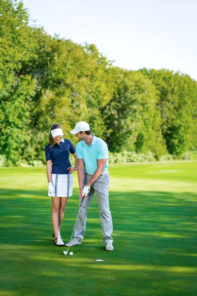 Jovem casal jogando golfe — Fotografia de Stock