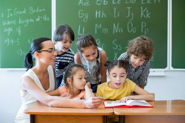 Crianças na escola — Fotografia de Stock