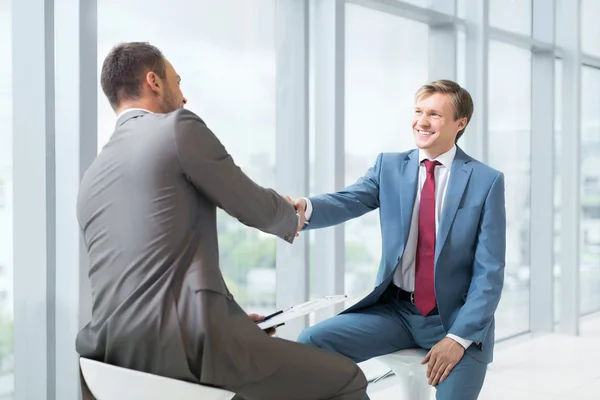 若いビジネス人握手 — ストック写真