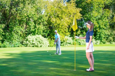 Golf oynayan genç Çift 