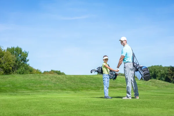 Família no gramado de golfe — Fotografia de Stock