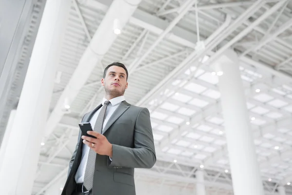 Jeune homme d'affaires avec téléphone — Photo