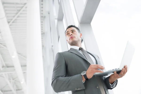 Geschäftsmann mit Laptop — Stockfoto