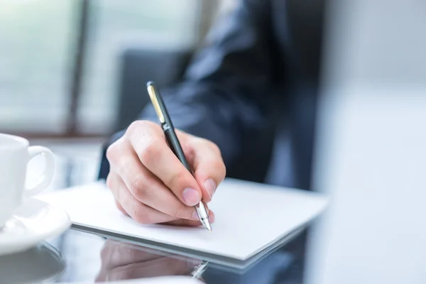 Geschäftsmann unterschreibt ein Dokument — Stockfoto