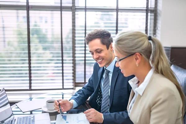 Hommes d'affaires au bureau — Photo