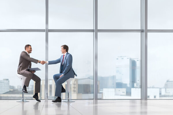 Встреча с людьми в офисе
