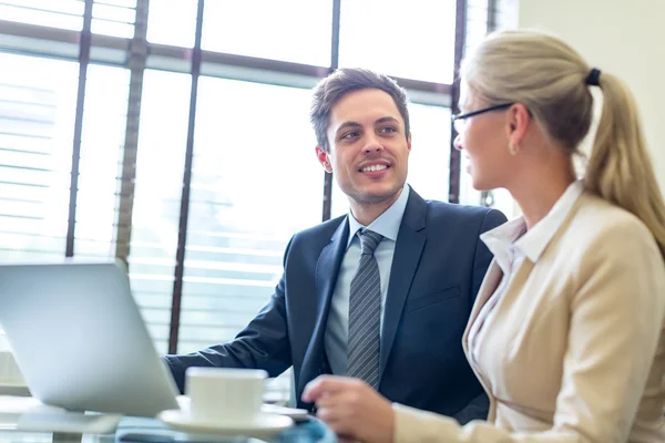 Arbetande människor i office — Stockfoto