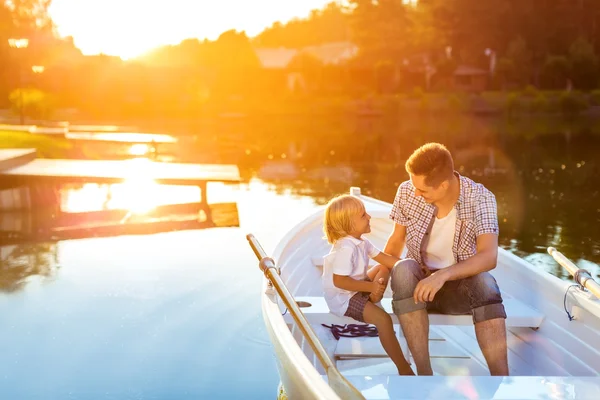 Pappa och son på en båt — Stockfoto