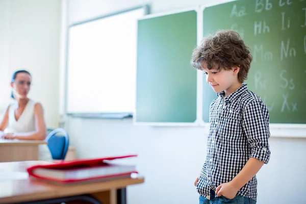 Imparare ragazzo a scuola — Foto Stock