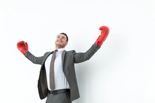 Jeune homme d'affaires en gants de boxe — Photo