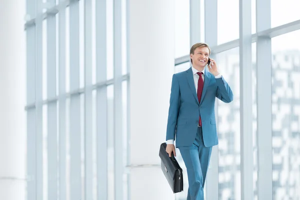 Joven hombre de negocios con maletín — Foto de Stock