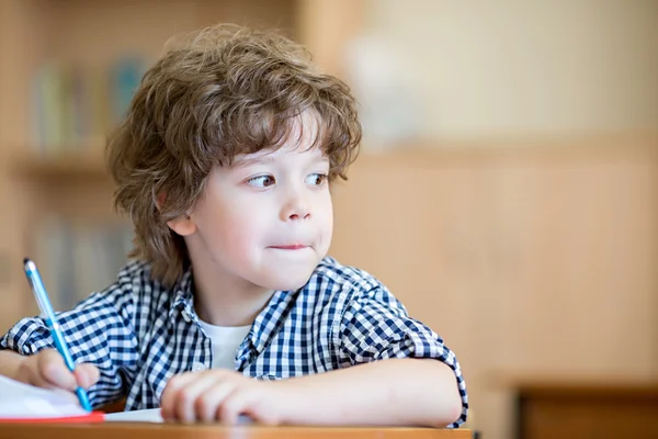 Weinig leerling aan balie — Stockfoto