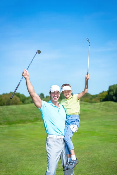 Papá e hijo jugando al golf —  Fotos de Stock