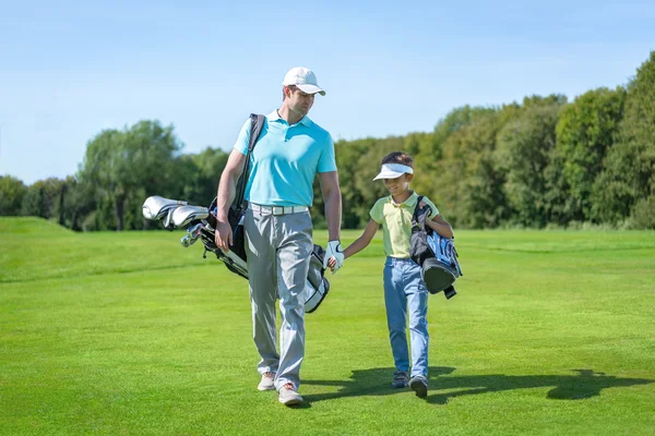 Dad and son on golf lawn — Stock Photo, Image