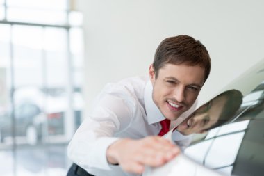 Genç satıcı araba ile 