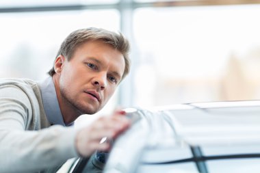 Genç adam bir araba satın alma