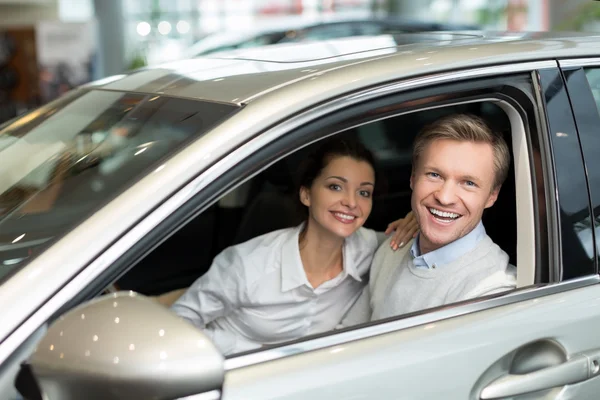 Happy couple in car — Stock Photo, Image