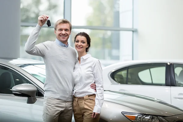 Jeune couple avec clés de voiture — Photo