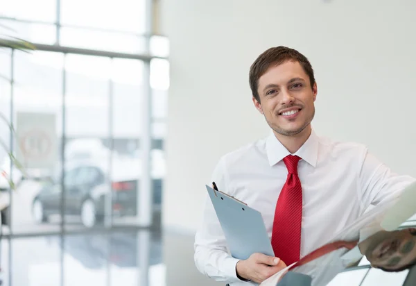 Vendedor sonriente con portapapeles — Foto de Stock