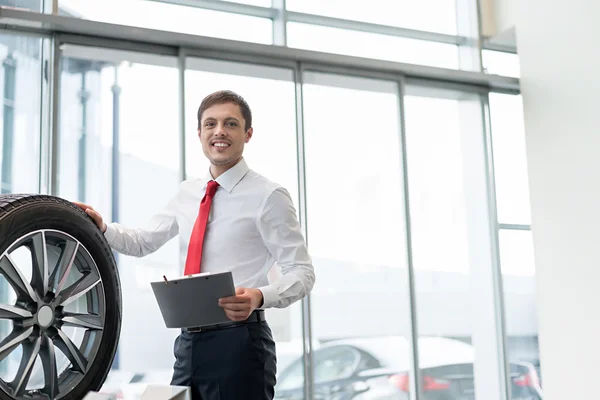 Junger Verkäufer mit Rad — Stockfoto