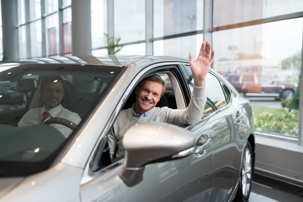 Joven conductor en coche — Foto de Stock