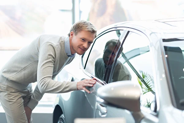 Joven con un coche — Foto de Stock