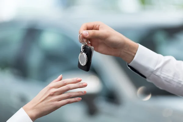 Hands with car keys — Stock Photo, Image