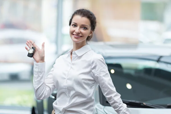 Mulher sorridente com chaves de carro — Fotografia de Stock