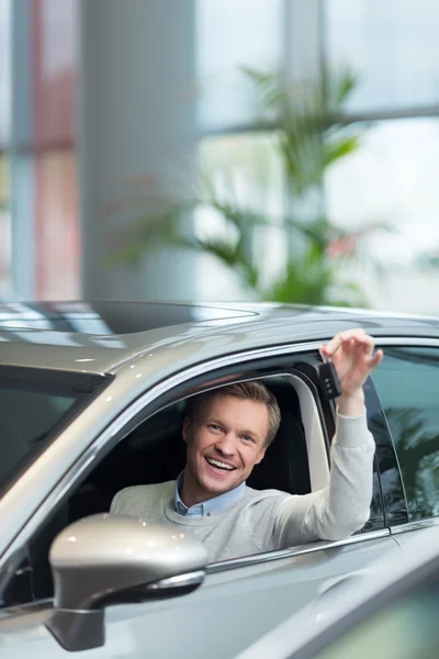 Usmívající se řidič v autě — Stock fotografie