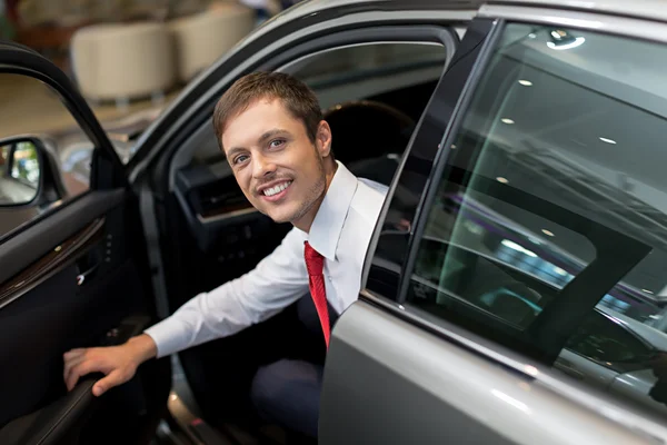 Vendedor sonriente en coche Imagen De Stock