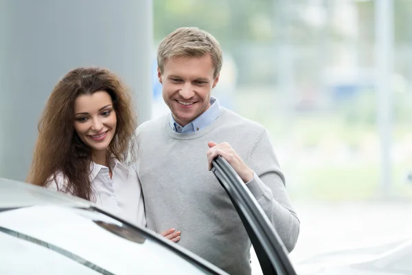 Pareja joven con coche Fotos de stock libres de derechos