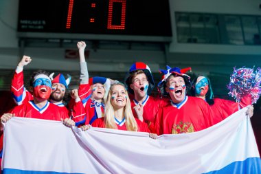 Üniformalı mutlu insanlar