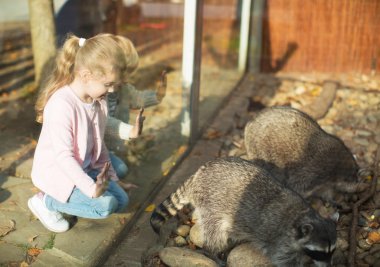 Küçük çocuklar Hayvanat Bahçesi