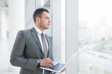 dizüstü bilgisayar ile genç işadamı