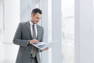 dizüstü bilgisayar ile genç işadamı