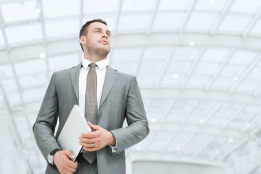 Dizüstü bilgisayarı olan iş adamı