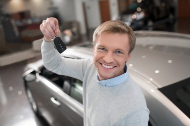 Araba anahtarları ile genç sürücü