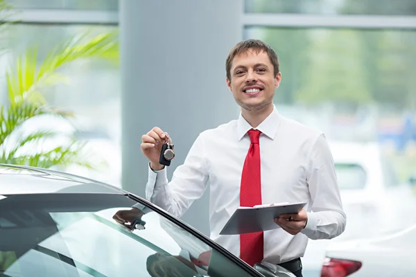 Junger Mann mit Autoschlüssel — Stockfoto