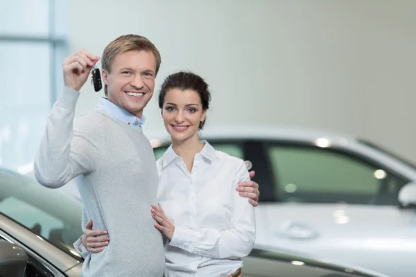 Client heureux avec les clés de la voiture — Photo