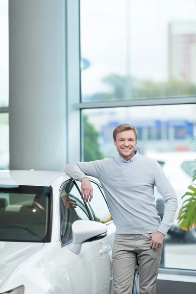 Young man with car — Stock Photo, Image
