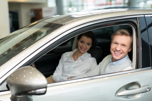 Looking couple in car — Stock Photo, Image