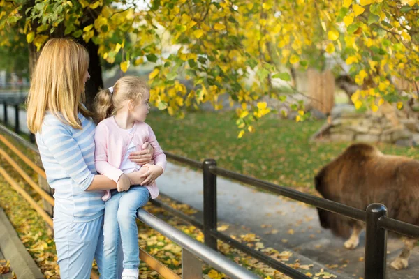 Mãe e filha no zoológico — Fotografia de Stock