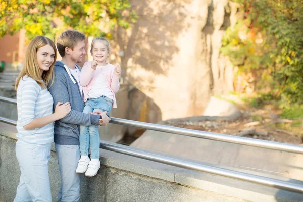 Aile ile çocuk Hayvanat Bahçesi — Stok fotoğraf