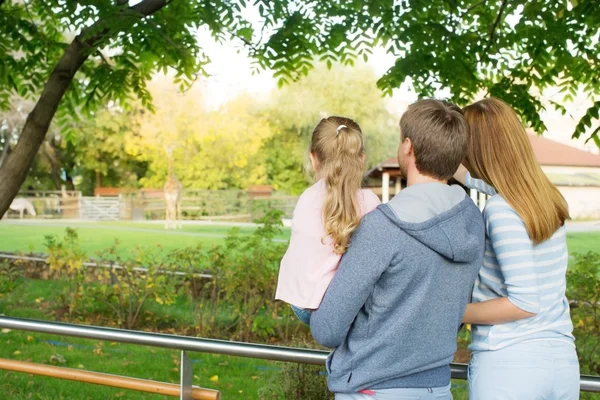 Family with child in zoo — Stock Photo, Image