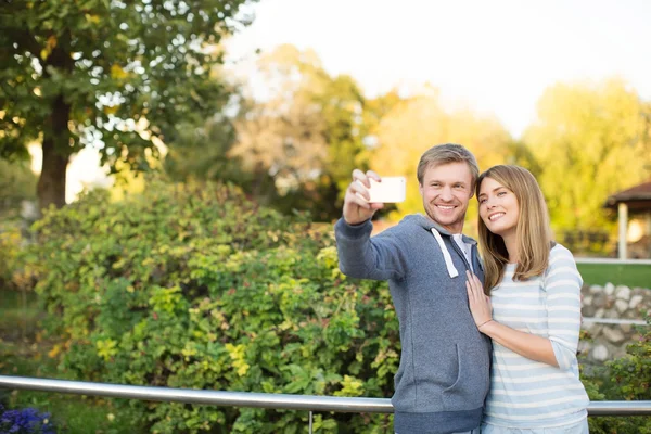 Unga par gör selfie — Stockfoto