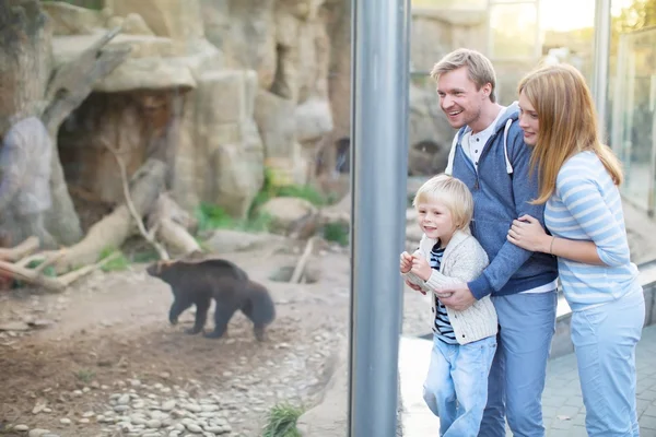 Familia con niños en el zoológico — Foto de Stock